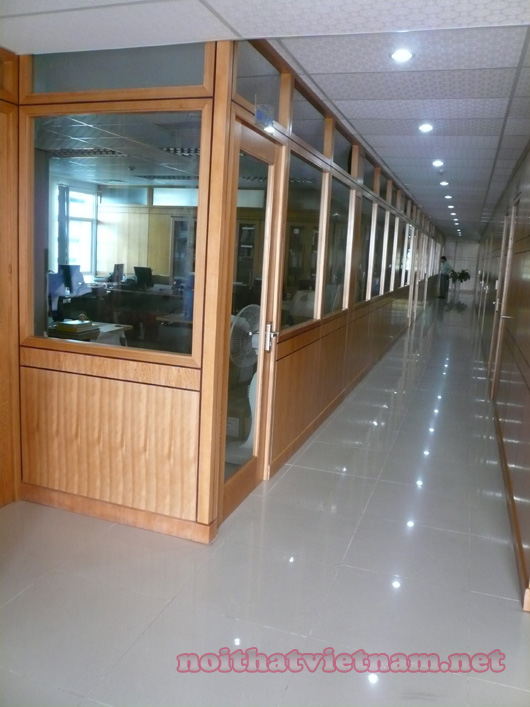 Vách ngăn có kính thuận tiện cho việc giám sát và trao đổi công việc Vách ngăn có kính thuận tiện cho việc giám sát và trao đổi công việc